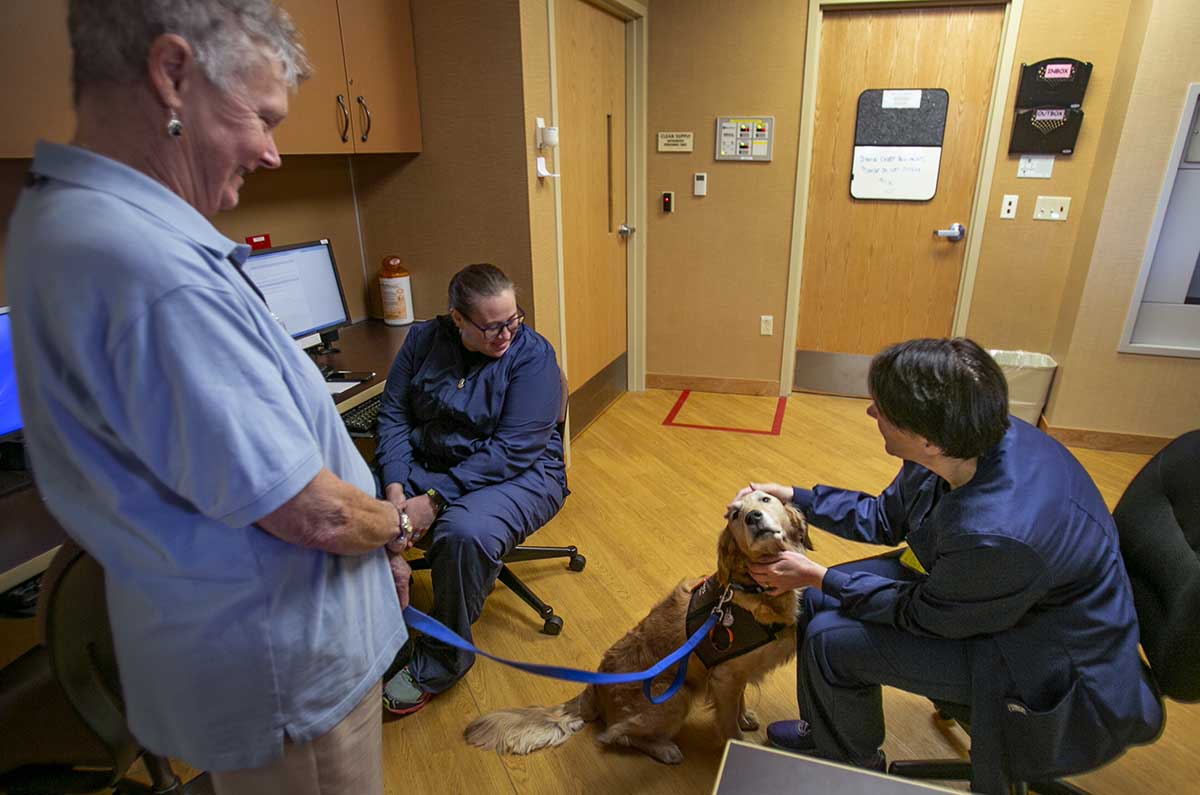 pet-therapy-volunteers-san-juan-regional-medical-center